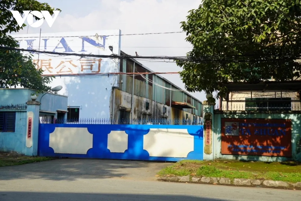 Công ty TNHH Tashuan (KCN Tân Tạo, quận Bình Tân) có vốn đầu tư Đài Loan tại Việt Nam. Doanh nghiệp đang gặp khó khăn về tài chính nên phải tạm thời đóng cửa. (Ảnh: Hoàng Minh)