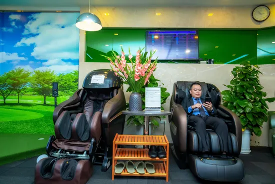 Khách hàng VPBank Diamond relax trong thời gian chờ lên máy bay.