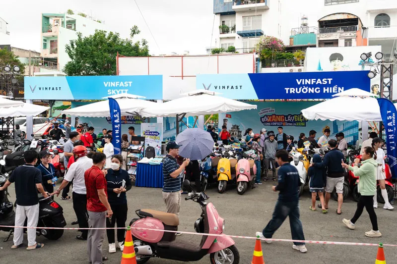 Gian hàng các đại lý VinFast tại Công viên Đầm Sen (TPHCM) đã đông người tham quan từ sáng sớm.