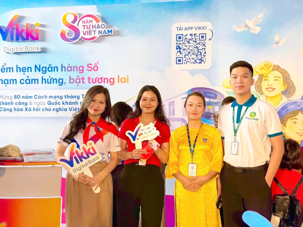 Vikki Bank tặng 1.100 điện thoại thông minh 5G cho hộ nghèo 