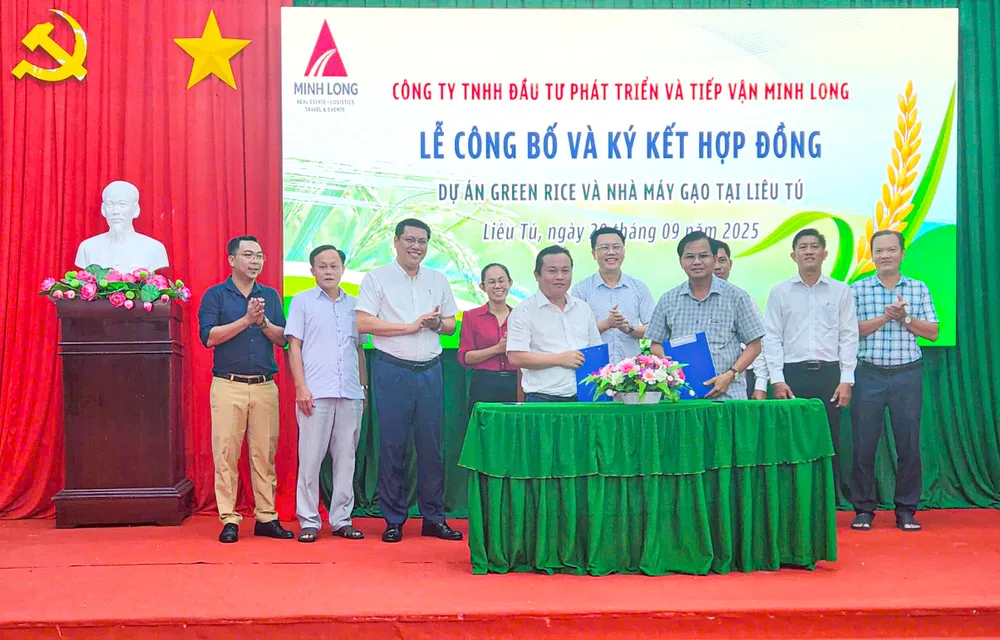 Lãnh đạo xã Liêu Tú và chủ đầu tư ký kết triển khai dự án Du lịch canh nông Green Rice