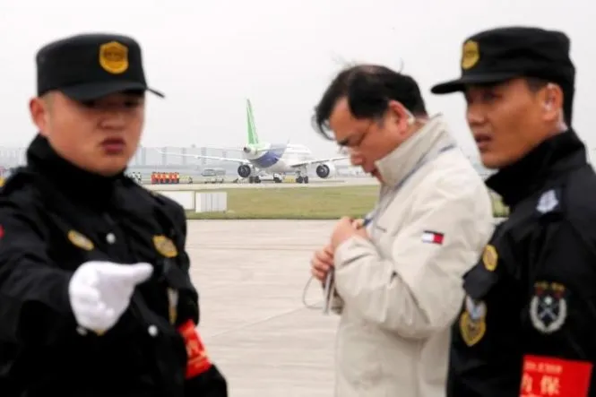 Lực lượng an ninh bảo vệ tại nơi C919 sắp cất cánh - Ảnh: REUTERS Lực lượng an ninh bảo vệ tại nơi C919 sắp cất cánh - Ảnh: REUTERS
