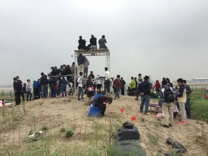 Người dân tụ tập xem C919 cất cánh - Ảnh: REUTERS Người dân tụ tập xem C919 cất cánh - Ảnh: REUTERS