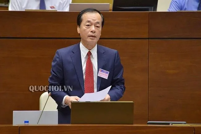 Minister of Construction Pham Hong Ha at the question-and-answer session today, June 4. The minister said that the responsibility for handling these violations at 8B Le Truc building and HH Linh Dam apartment complex rests with the Hanoi City government -
