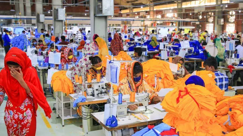 Workers at a garment factory in Bangladesh. South Korean companies, whose transfer of technical know-how helped Bangladesh become the world’s second-largest textiles exporter, are looking at the potential of other emerging sectors. (Photo by Akira Kodaka)