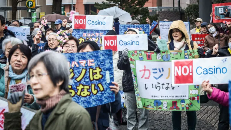 Japan's casino bribery scandal deals Abe a tough hand ảnh 1