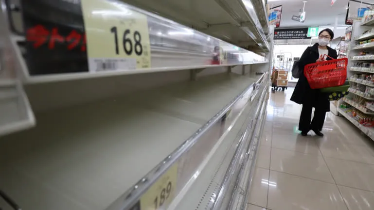 Japan tightens entry from Southeast Asia as coronavirus cases jump ảnh 1