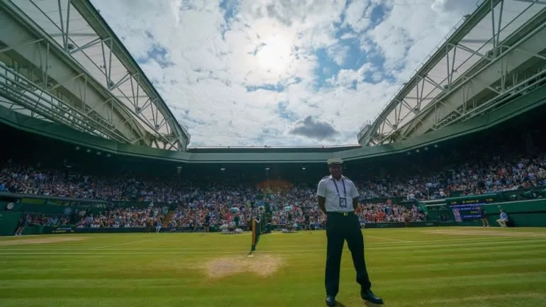 Coronavirus latest: US stocks fall 4% on fears of economic deep freeze ảnh 2