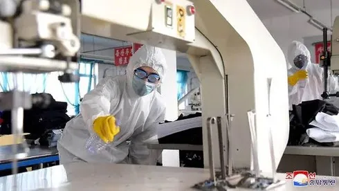 Hé lộ chuyện cách ly và xét nghiệm Covid-19 ở Triều Tiên ảnh 1