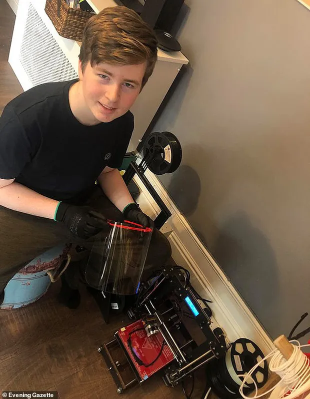 Tuổi trẻ tài cao: Thiếu niên 15 tuổi biến phòng ngủ thành nhà máy sản xuất mũ bảo hộ cho các y bác sĩ đang chống dịch Covid-19 - Ảnh 1. Tuổi trẻ tài cao: Thiếu niên 15 tuổi biến phòng ngủ thành nhà máy sản xuất mũ bảo hộ cho các y bác sĩ đang chống dịch Covid-19 - Ảnh 1.