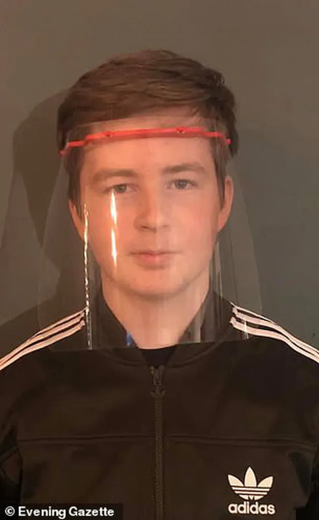 Tuổi trẻ tài cao: Thiếu niên 15 tuổi biến phòng ngủ thành nhà máy sản xuất mũ bảo hộ cho các y bác sĩ đang chống dịch Covid-19 - Ảnh 2. Tuổi trẻ tài cao: Thiếu niên 15 tuổi biến phòng ngủ thành nhà máy sản xuất mũ bảo hộ cho các y bác sĩ đang chống dịch Covid-19 - Ảnh 2.