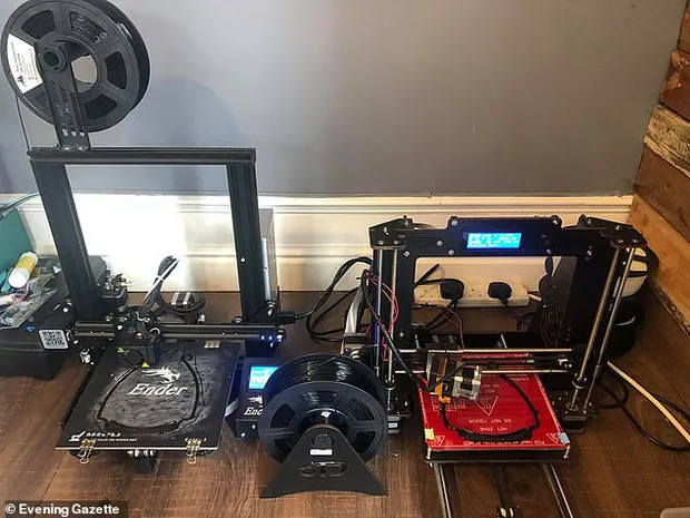 Tuổi trẻ tài cao: Thiếu niên 15 tuổi biến phòng ngủ thành nhà máy sản xuất mũ bảo hộ cho các y bác sĩ đang chống dịch Covid-19 - Ảnh 4. Tuổi trẻ tài cao: Thiếu niên 15 tuổi biến phòng ngủ thành nhà máy sản xuất mũ bảo hộ cho các y bác sĩ đang chống dịch Covid-19 - Ảnh 4.