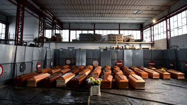 Một hình ảnh cho thấy 35 quan tài được lưu trữ trong một nhà kho ở Ponte San Pietro, gần Bergamo, Lombardy, Italy, vào ngày 26 tháng 3 năm 2020, trước khi được vận chuyển đến một khu vực khác để được hỏa táng trong đại dịch COVID-19. (Ảnh: © PIERO CRUCIAT