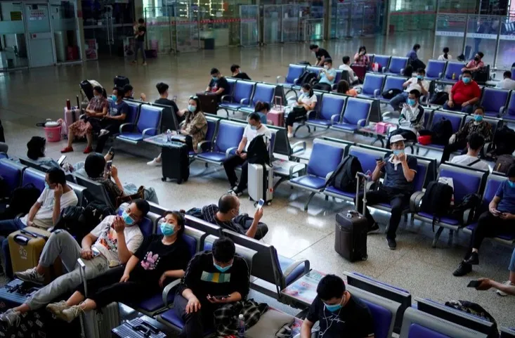 Các hành khách chờ tàu ở nhà ga Vũ Hán, Trung Quốc đều đeo khẩu trang (Ảnh Reuters)