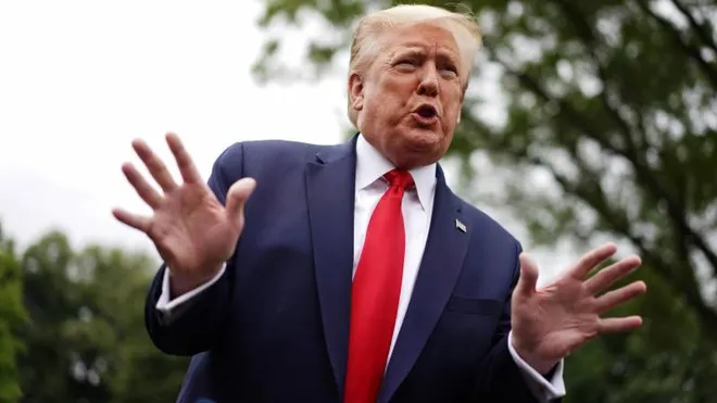 Tổng thống Trump đe dọa sẽ có hành động với mạng xã hội Twitter. Ảnh:AP. TT Trump doa dong cua mang xa hoi sau khi bi Twitter gan canh bao hinh anh 1 Trump_twitter.jpg