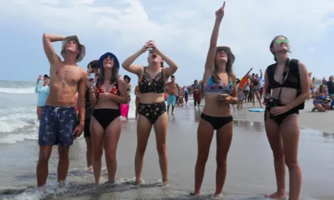 Tổng thống Trump chứng kiến Space X phóng phi thuyền đưa phi hành gia lên quỹ đạo ảnh 4