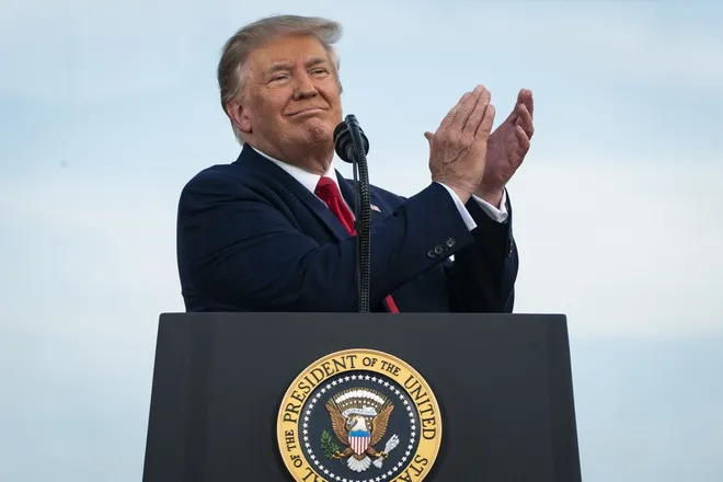 Tong thong Trump kiem tra nhan thuc anh 1