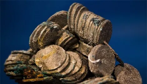 Hàng trăm nghìn đồng tiền xu bằng vàng và bạc được tìm thấy trong xác tàu Nuestra Senora de las Mercedes. Ảnh: AP.