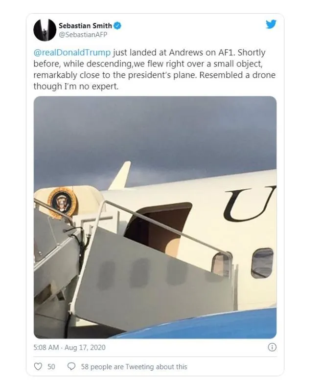 Chuyên cơ chở Tổng thống Trump suýt đâm máy bay không người lái - 1