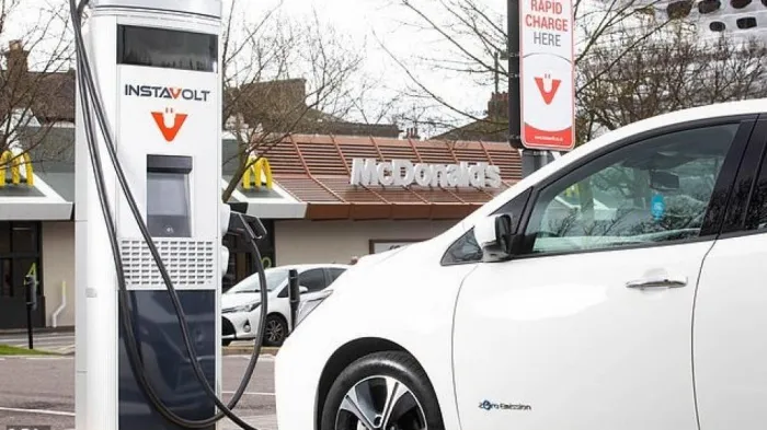 Ô tô chạy xăng dầu có thể bị cấm tại Anh