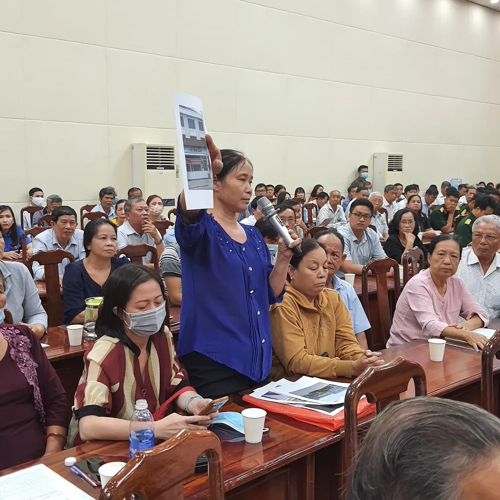  Cử tri Vũ Thị Thúy phản ánh vụ “nhà container” và tình trạng xây dựng không phép trên địa bàn phường Hiệp Thành. Ảnh: Trà Giang