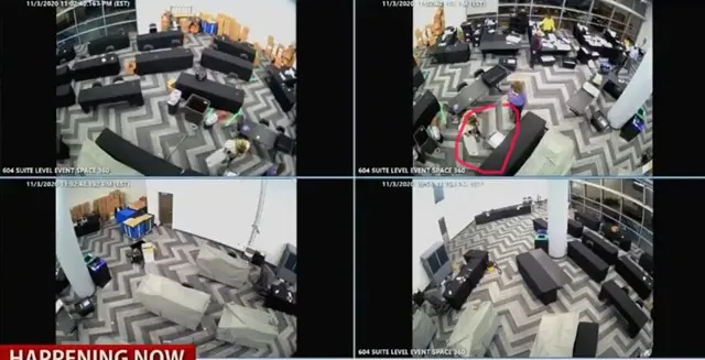 Luật sư&nbsp;Pick cho rằng, c&aacute;c nh&acirc;n vi&ecirc;n kiểm phiếu trong đ&ecirc;m đ&atilde; lấy c&aacute;c l&aacute; phiếu từ dưới gầm b&agrave;n (v&ugrave;ng khoanh đỏ) v&agrave; tiếp tục đếm trong khi kh&ocirc;ng c&oacute; bất kỳ sự gi&aacute;m s&aacute;t n&agrave;o. Ảnh chụp m&agrave;n h&igrave;nh.