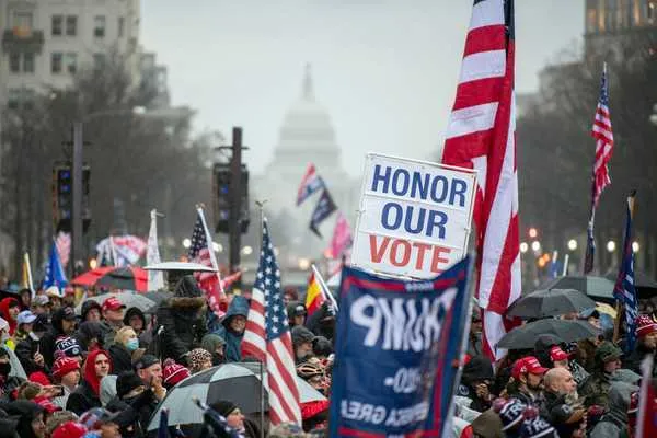 Người ủng hộ ông Trump rầm rộ kéo về thủ đô trước ngày biểu tình