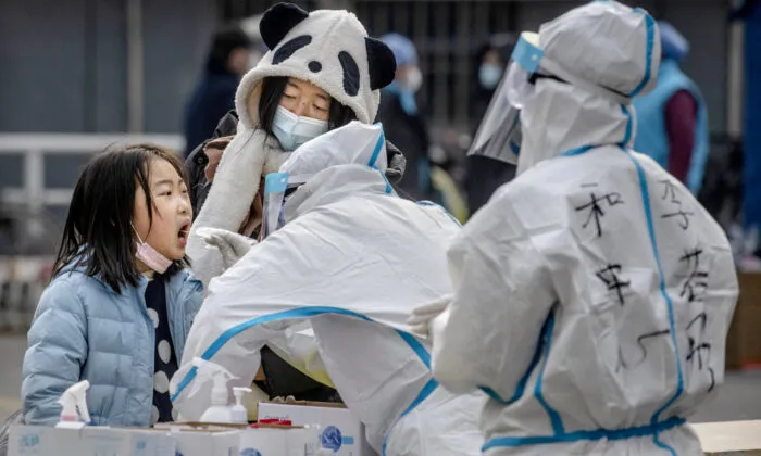 Một bé gái được xét nghiệm COVID-19 trong khuôn khổ chiến dịch xét nghiệm ở quận Dongcheng, Bắc Kinh, Trung Quốc vào ngày 23 tháng 1 năm 2021. (Kevin Frayer / Getty Images)