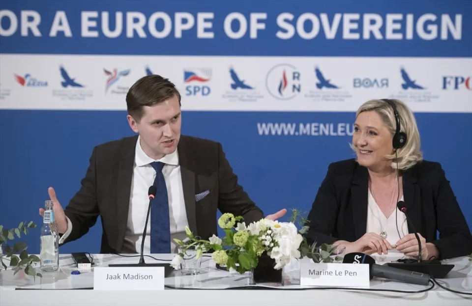 Nghị sĩ người Estonia Jaak Madison (trái) đã đề cử ông Donald Trump nhận giải Nobel Hòa bình chỉ 2 giờ trước hạn chót nhận đề cử. Ảnh: AFP.