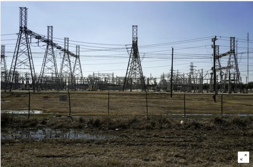 Một trạm biến áp điện được nhìn thấy sau khi thời tiết mùa đông gây mất điện ở Houston, Texas, Hoa Kỳ ngày 20 tháng 2 năm 2021. REUTERS / Go Nakamura // File Photo