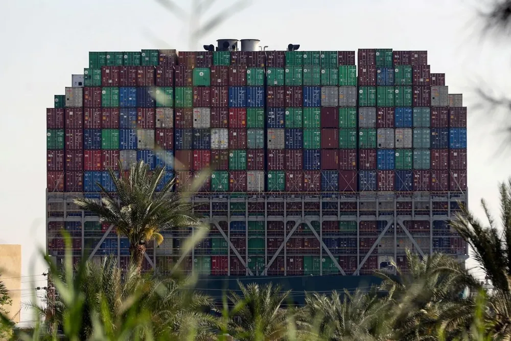 Ever Given, một trong những con tàu container lớn nhất thế giới, đã mắc cạn ở Kênh đào Suez. Ảnh: Reuters