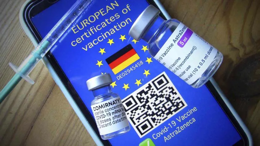 Chứng nhận COVID điện tử EU dự kiến ra mắt v&agrave;o ng&agrave;y 1/7 - Ảnh: Reuters