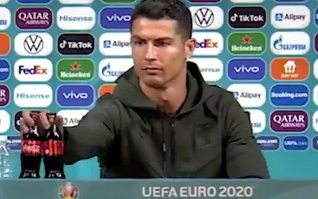 Hành động phũ phàng của Ronaldo khiến nhà tài trợ Euro 2020 bốc hơi 93 nghìn tỷ đồng