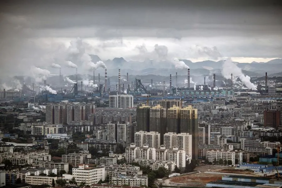 Một khu tổ hợp c&ocirc;ng nghiệp nặng tại Liễu Ch&acirc;u - Ảnh: Bloomberg