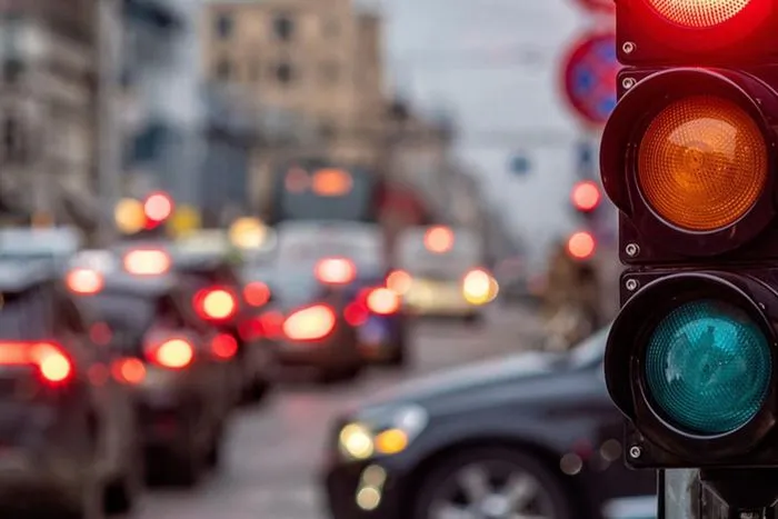 Cô gái TQ thuê xe của người yêu cũ, vượt đèn đỏ 49 lần để trả thù ảnh 1