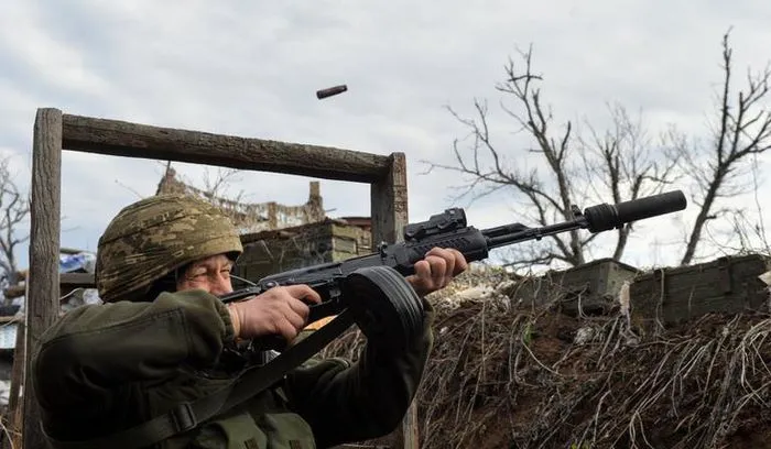 Ukraine bất ngờ tấn công dữ dội lực lượng dân quân miền Đông ảnh 16