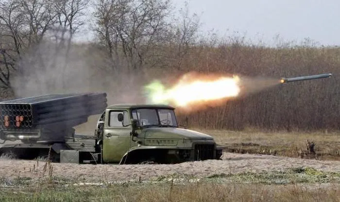 Ukraine bất ngờ tấn công dữ dội lực lượng dân quân miền Đông ảnh 1