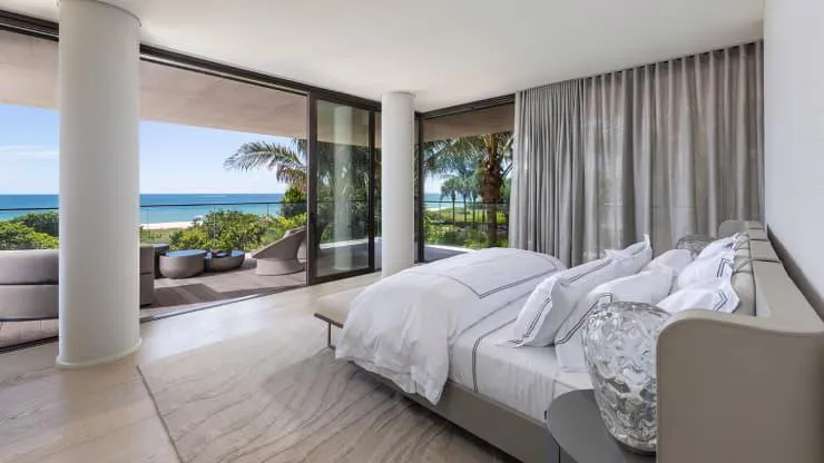 Cả hai đều c&oacute; phần m&aacute;i hi&ecirc;n bao quanh với hướng nh&igrave;n ra biển, tường k&iacute;nh từ s&agrave;n l&ecirc;n trần. Chủ nh&acirc;n cũng được sử dụng thang m&aacute;y ri&ecirc;ng l&ecirc;n thẳng căn hộ với c&ocirc;ng nghệ nhận dạng v&acirc;n tay.