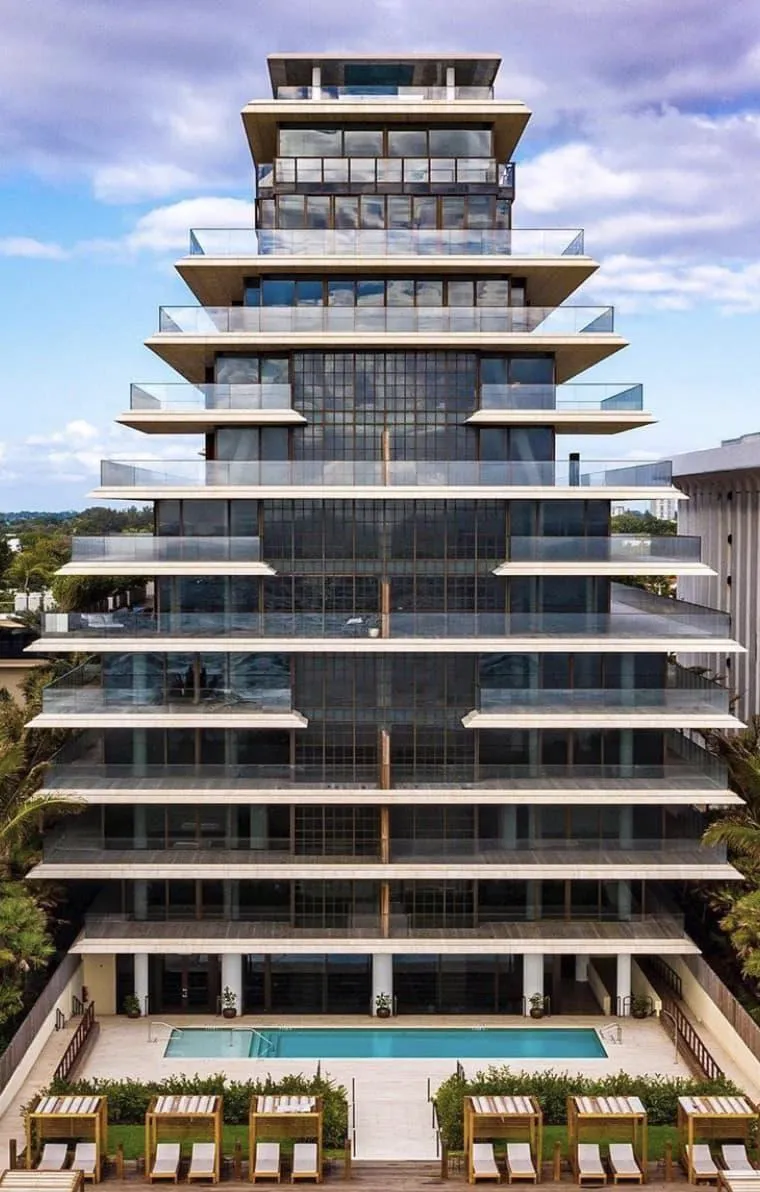 Tại đ&acirc;y, &ocirc;ng tr&ugrave;m địa ốc Marc Roberts cũng chấp nhận thanh to&aacute;n bằng tiền ảo cho c&aacute;c căn hộ của m&igrave;nh. &Ocirc;ng cho biết đ&atilde; b&aacute;n một căn penthouse với gi&aacute; 22 triệu USD bằng tiền ảo. &Ocirc;ng l&agrave; đồng sở hữu hộp đ&ecirc;m nổi tiếng E11even, nơi cho ph&eacute;p kh&aacute;ch quan thanh to&aacute;n bằng Bitcoin. (Trong ảnh l&agrave; bể bơi ngo&agrave;i trời của chung cư Arte).