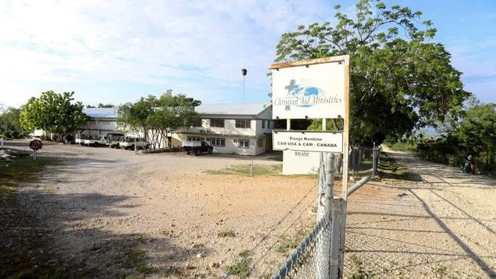 Lối vào khu phức hợp Bộ viện trợ Cơ đốc giáo tại Port-au-Prince, Haiti. Ảnh: Reuters