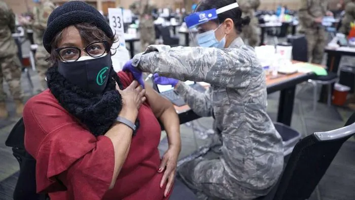 Khi tiêm đủ 2 liều không còn an toàn trước COVID-19 ảnh 1