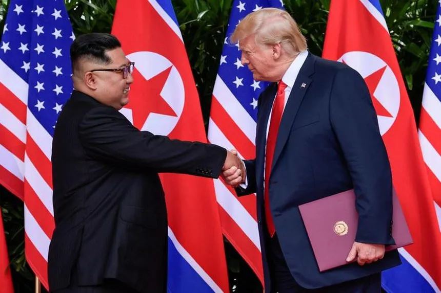 Nhà lãnh đạo Triều Tiên Kim Jong-un và cựu Tổng thống Mỹ Donald Trump họp thượng đỉnh tại Singapore vào tháng 6/2018 (Ảnh: Reuters).