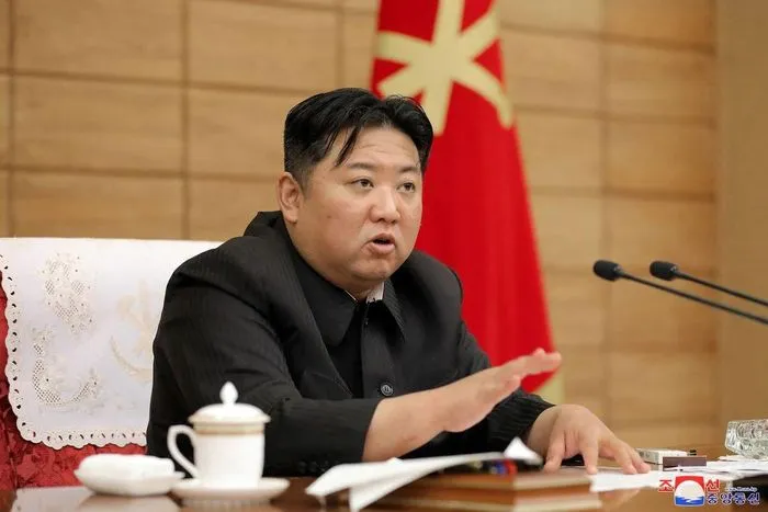  Nhà lãnh đạo Triều Tiên Kim Jong Un phát biểu tại cuộc họp của Bộ Chính trị về phản ứng trước dịch bệnh. Ảnh: KCNA. 