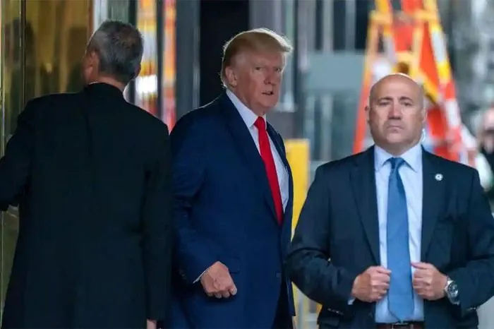 Cựu Tổng thống Mỹ Donald Trump (giữa) đang ở New York vào thời điểm các đặc vụ FBI đột kích, khám xét tư dinh của ông ở Florida. Ảnh: Reuters