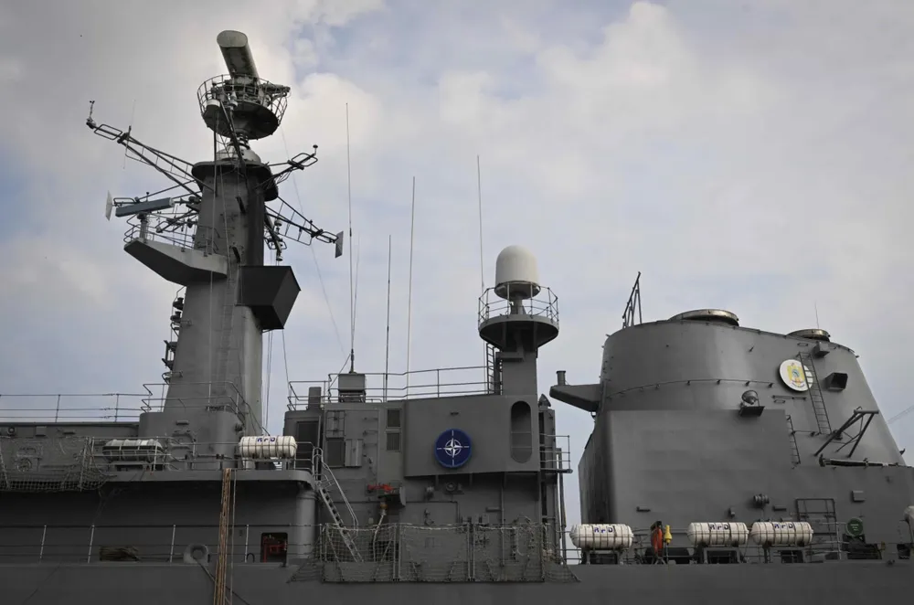 Logo Nato được nhìn thấy trên tàu khu trục nhỏ Regina Maria của Romania. Ảnh: AFP
