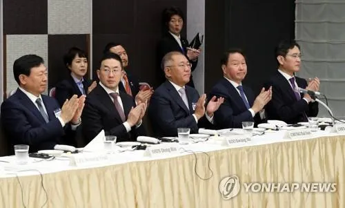 In this file photo, the heads of South Korea's five largest conglomerates applaud South Korean President Yoon Suk Yeol's speech during the South Korea-Japan Business Roundtable at the Japan Business Federation, or Keidanren, in Tokyo on March 17, 2023. From left are Shin Dong-bin of Lotte, Koo Kwang-mo of LG, Euisun Chung of Hyundai, Chey Tae-won of SK and Lee Jae-yong of Samsung. (Yonhap)