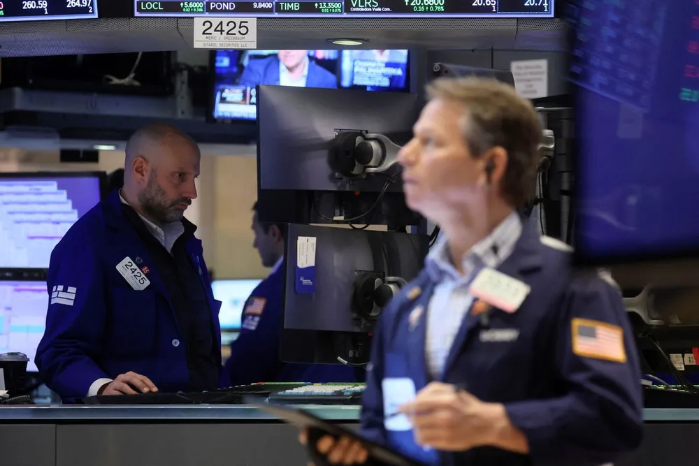 Báo cáo kinh doanh mạnh mẽ nâng đỡ Phố Wall; Dầu giảm do dữ liệu kinh tế châu Âu yếu kém