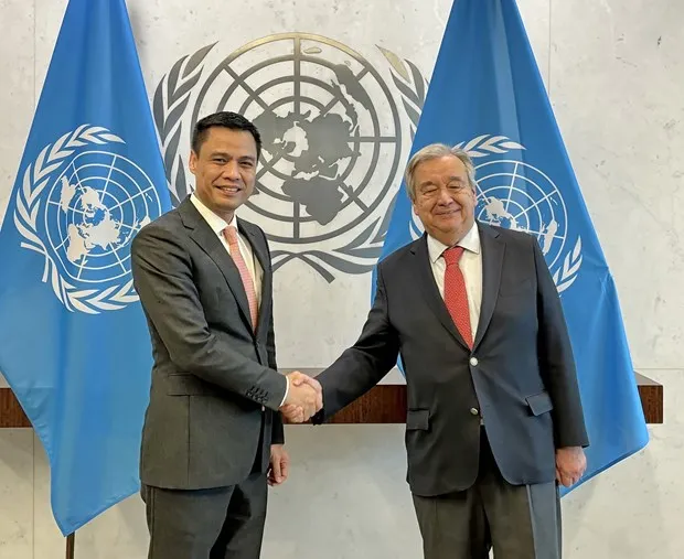 Ambassador Dang Hoang Giang, Permanent Representative of Vietnam to the UN (L) shakes hands with UN Secretary General Antonio Guterres at the working session on April 11, 2024 in New York. (Photo: VNA)