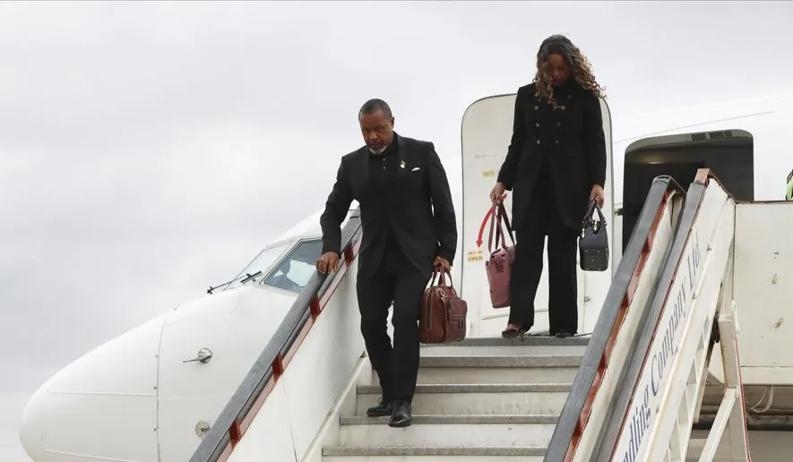 Phó Tổng thống Malawi Saulos Chilima,trái, và vợ Mary xuống máy bay khi ông trở về từ Hàn Quốc ở Lillongwe, Chủ nhật, ngày 9/6/2024.