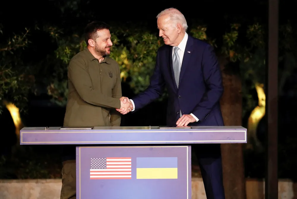 Tổng thống Joe Biden và Tổng thống Ukraine Volodymyr Zelenskiy bắt tay nhau trong một... Cho xem nhiều hơnAlessandro Garofalo/Reuters